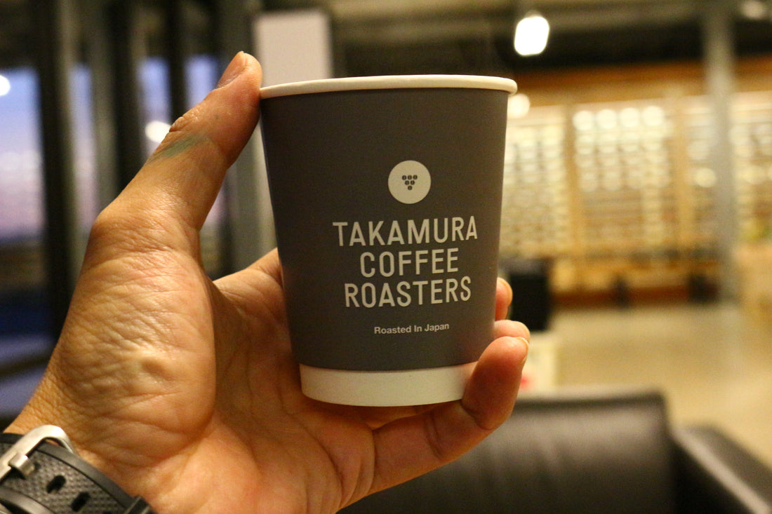 コーヒーを飲みながらミーティングを行う。